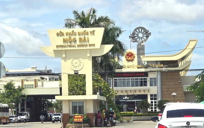 Thủ tục thông quan tại cửa khẩu quốc tế Mộc Bài chi tiết 5 cua khau moc bai 17589722833811808862963 221 334 1246 1974 crop 1758972440632484852874 Finlogistics https://www.finlogistics.vn