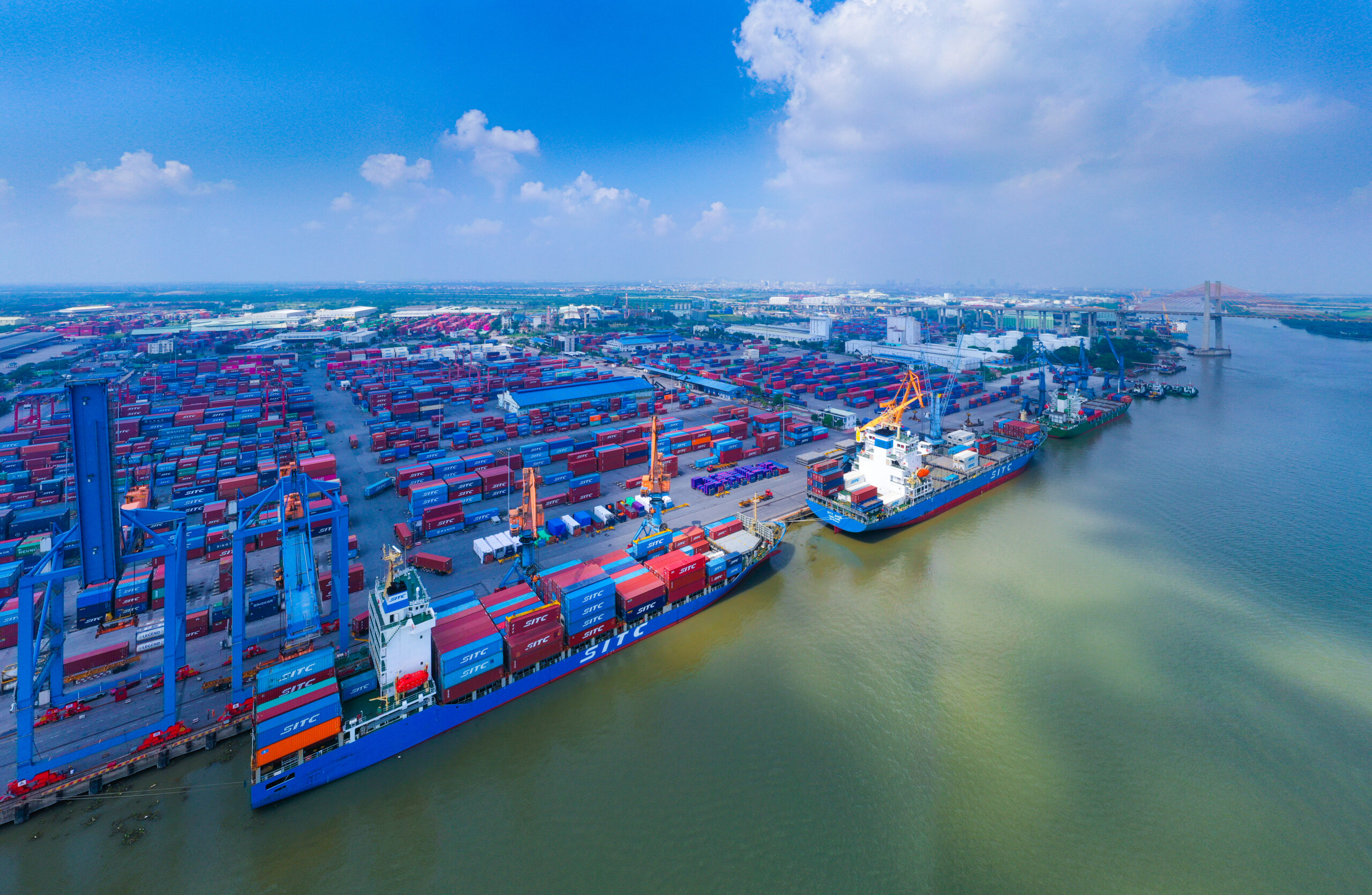 nang mua thu tren cang dinh vu anh so 2 scaled Finlogistics https://www.finlogistics.vn