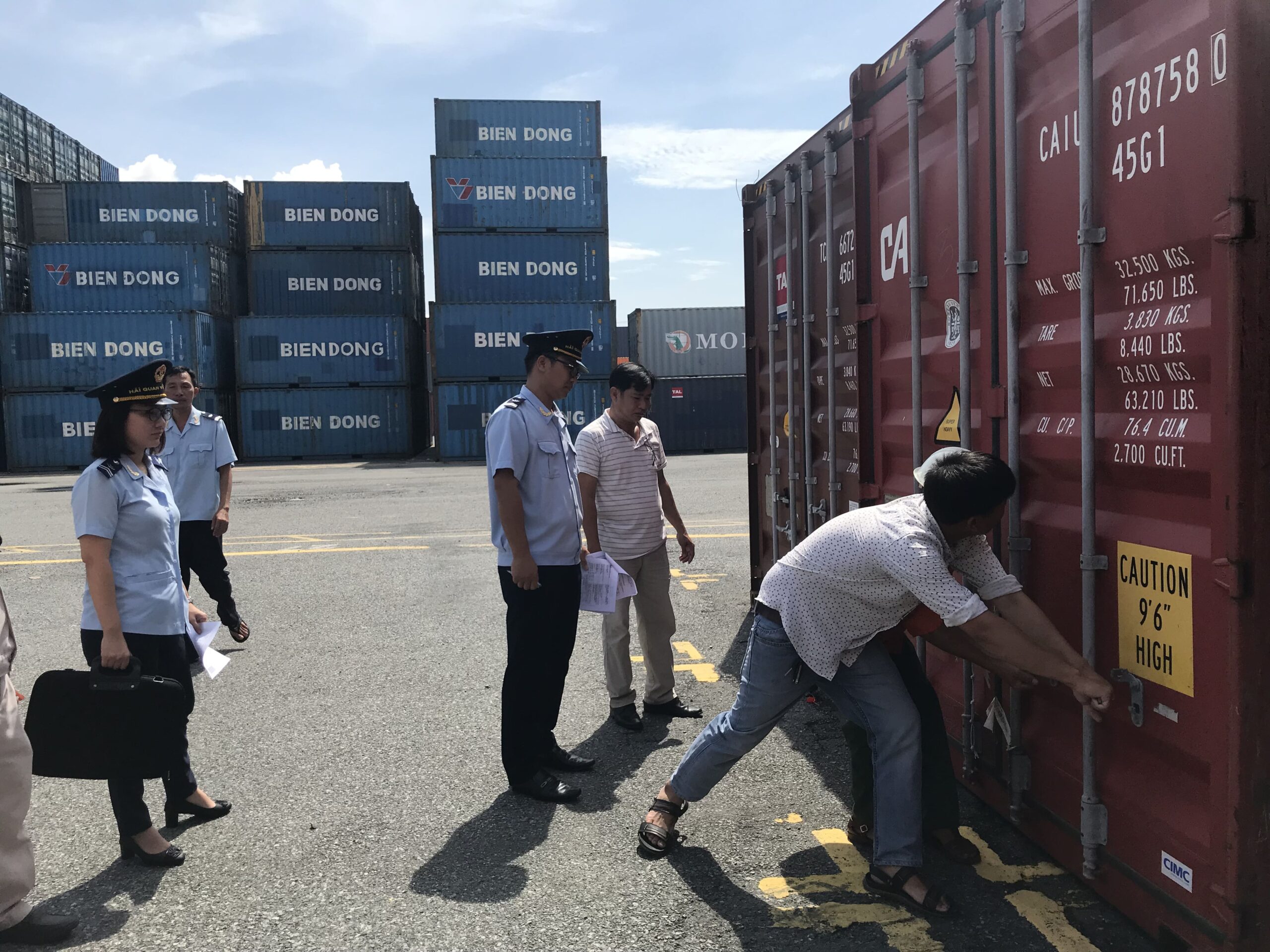 Kiểm hóa container là gì? Quy trình kiểm hóa và nghiệp vụ hải quan 4 kiem hoa la qua trinh co quan hai quan thuc hien xac minh thuc te cua hang hoa min scaled 1 Finlogistics https://www.finlogistics.vn