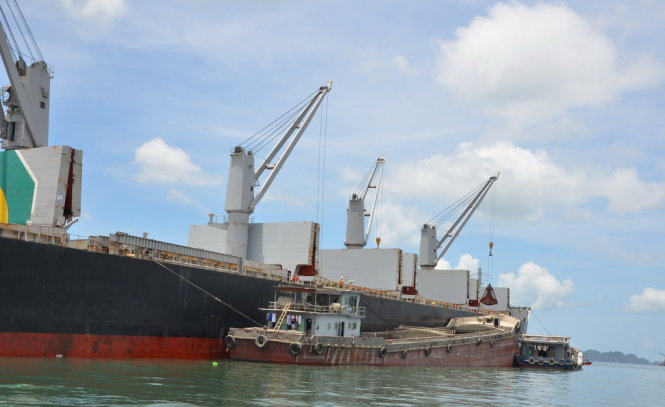 lo hang quang sat dau tien nhap tu nam phi da bat dau duoc boc do vao vn phuc vu san xuat noi dia tu ngay 21 6 anh cam tu 1434884239 Finlogistics https://www.finlogistics.vn