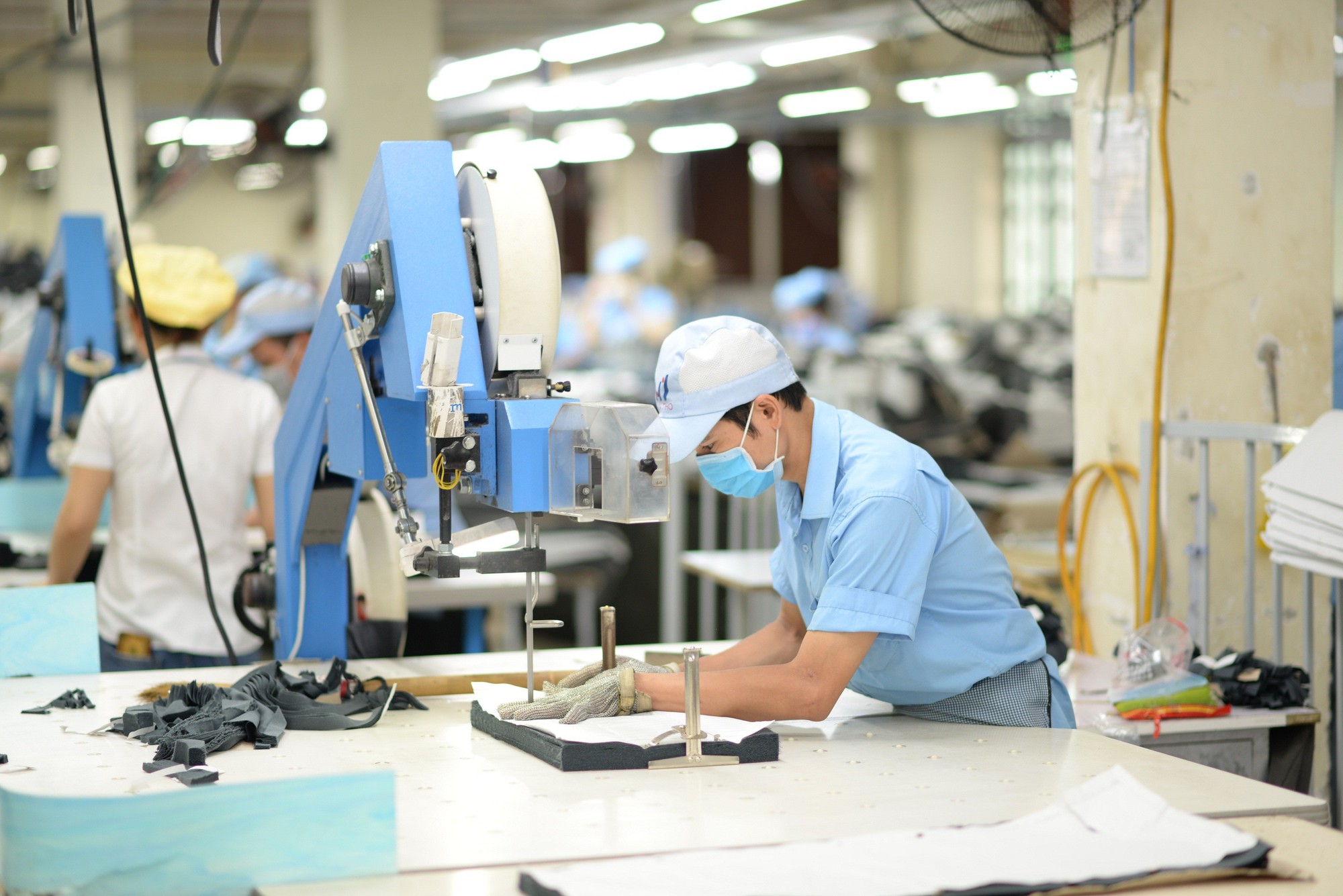 Sản xuất xuất khẩu và gia công khác nhau thế nào? 3 may20221224132340 16720202681311629428542 Finlogistics https://www.finlogistics.vn